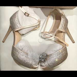 Jewel Badgley Mischka
Zaina Platform Sandal